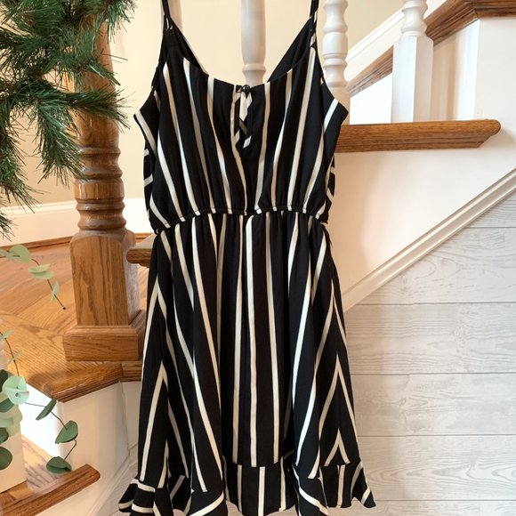 Striped Ruffled Romper - Picture 4 of 7